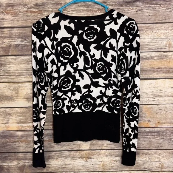 White House Black Market Cardigan Sweater XS Roses Snap Button Fitted Career - Picture 4 of 9